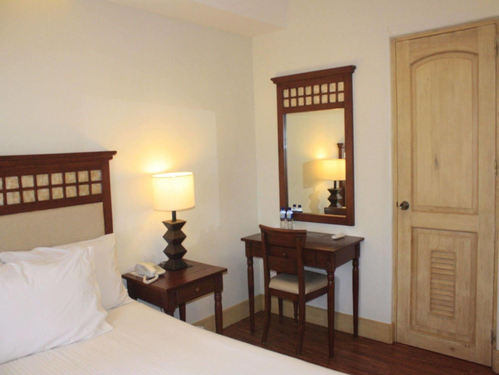 Hotel Emilia Davao Екстер'єр фото