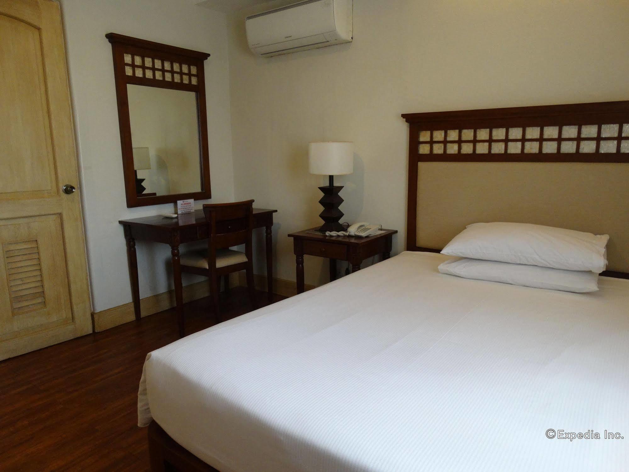 Hotel Emilia Davao Екстер'єр фото