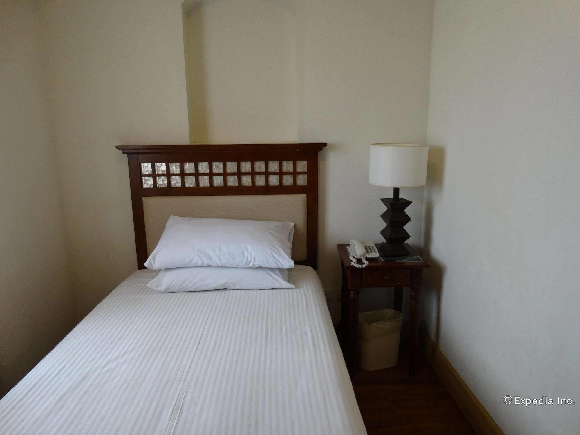 Hotel Emilia Davao Екстер'єр фото