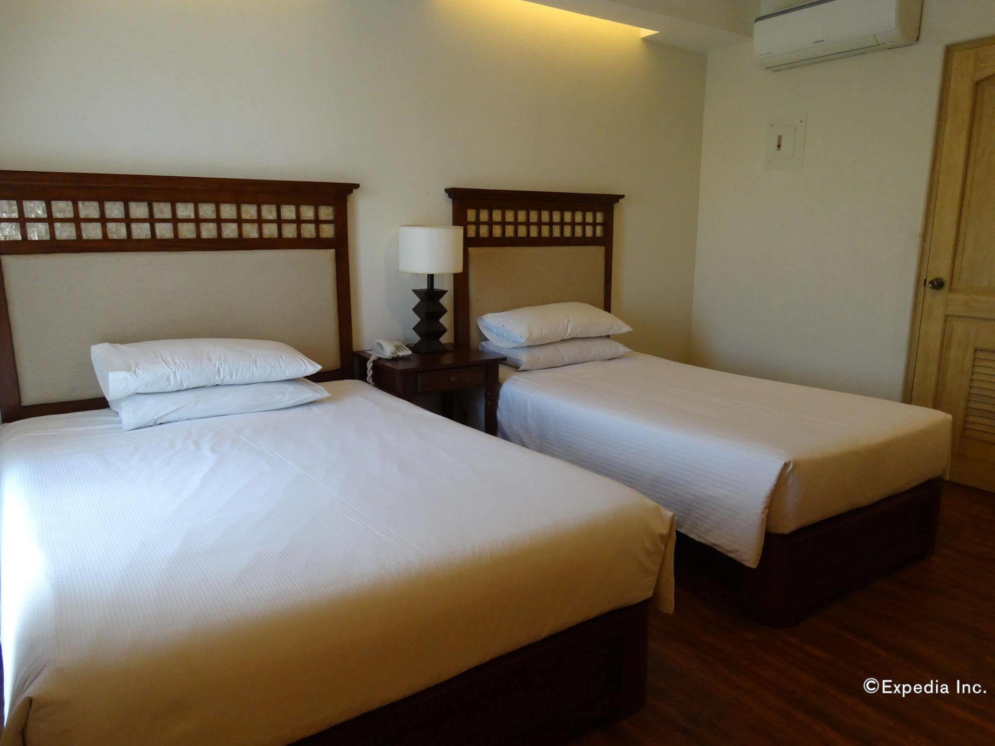 Hotel Emilia Davao Екстер'єр фото