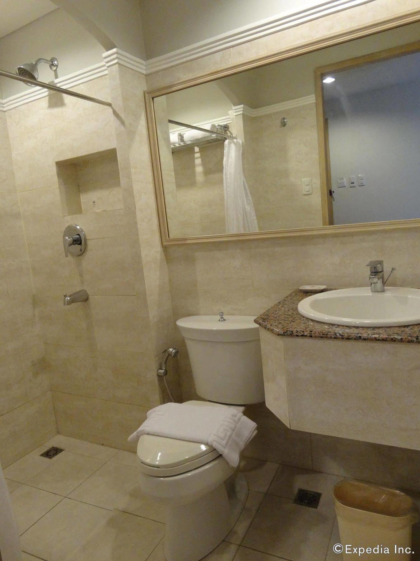 Hotel Emilia Davao Екстер'єр фото