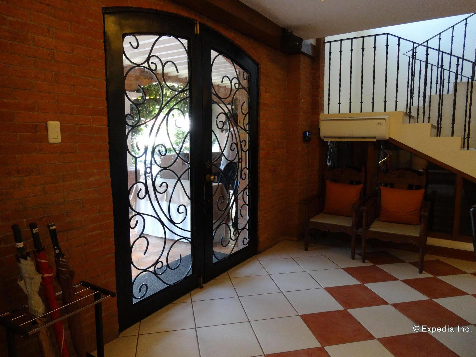 Hotel Emilia Davao Екстер'єр фото