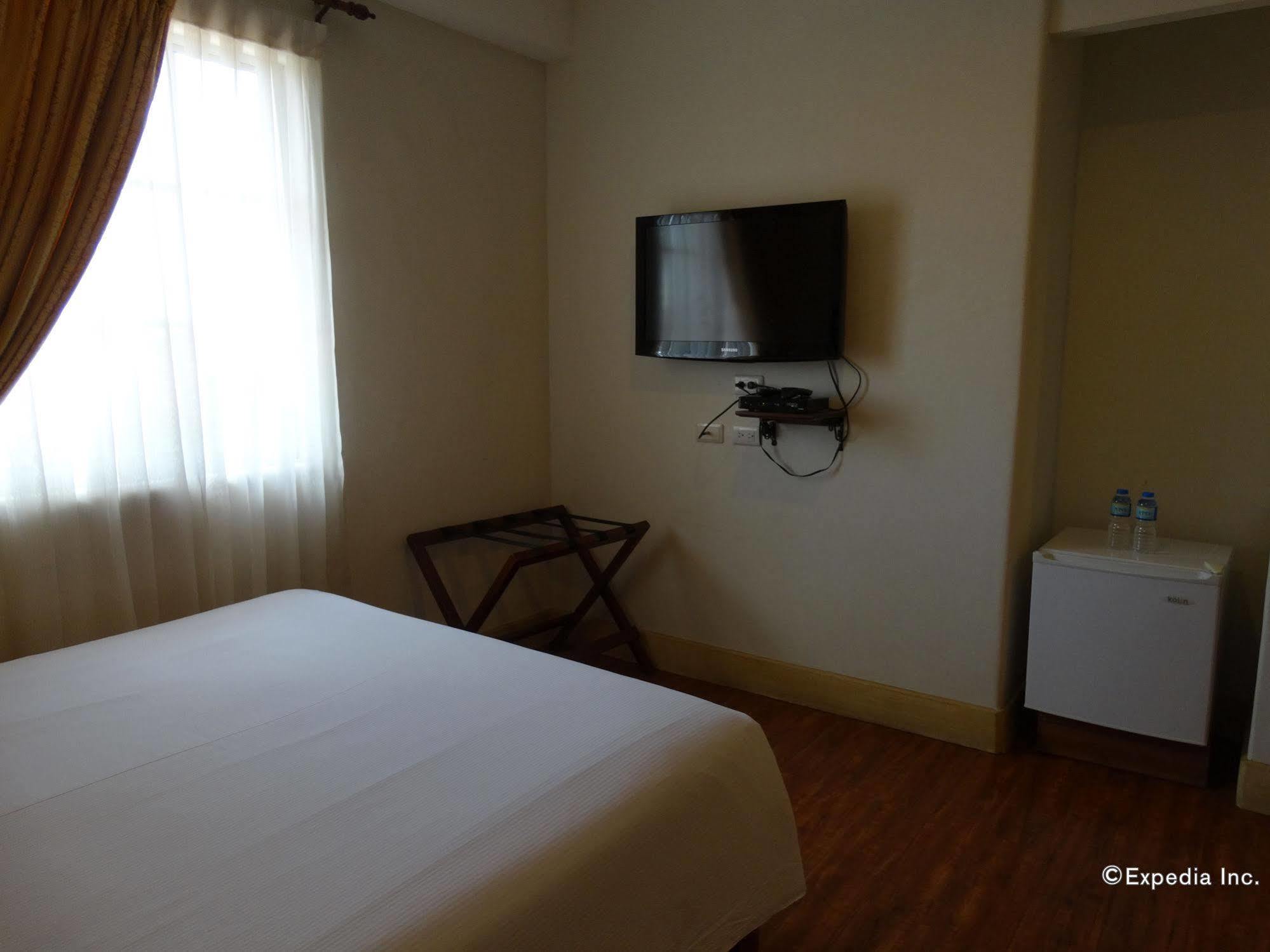 Hotel Emilia Davao Екстер'єр фото