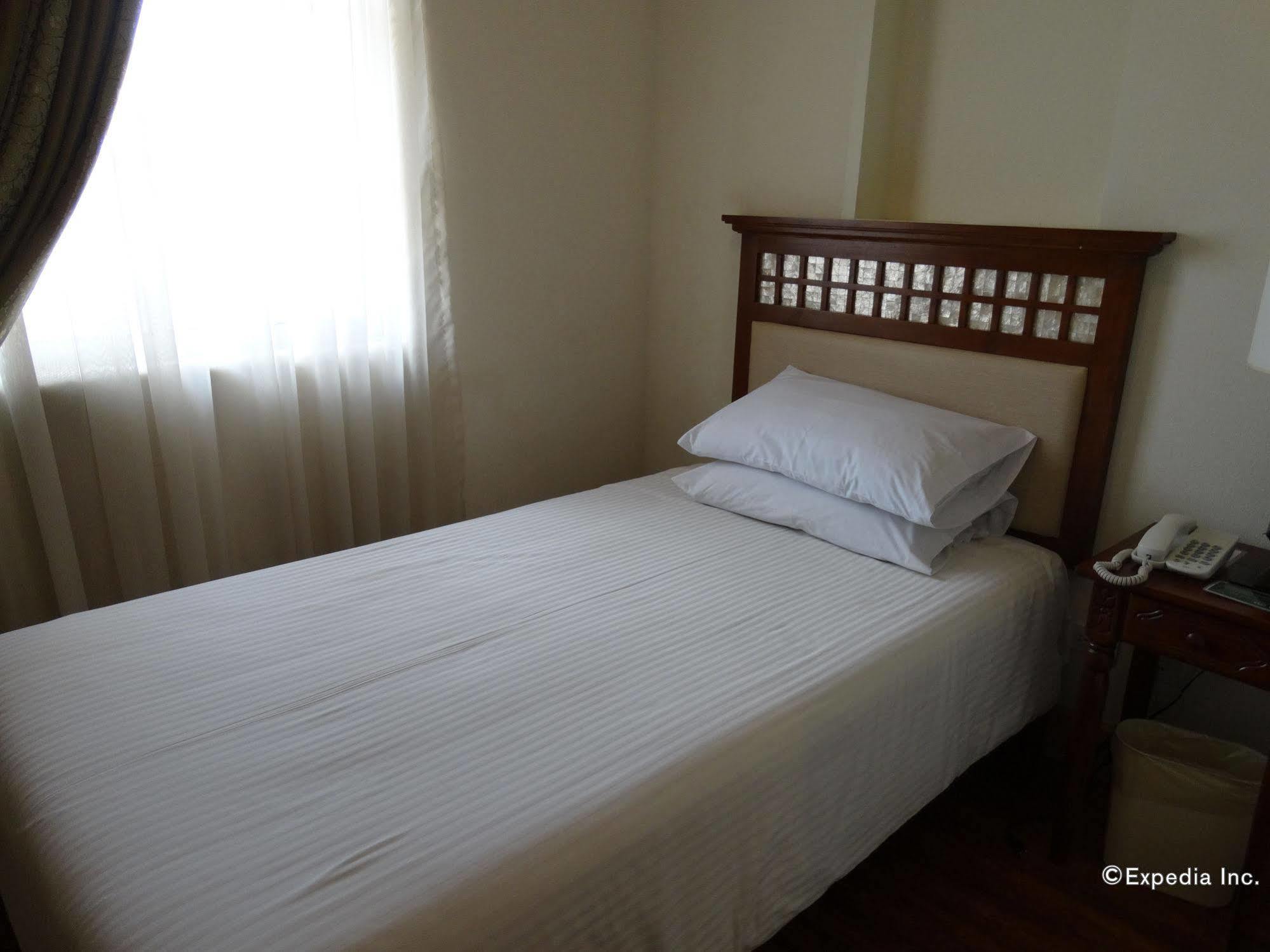 Hotel Emilia Davao Екстер'єр фото