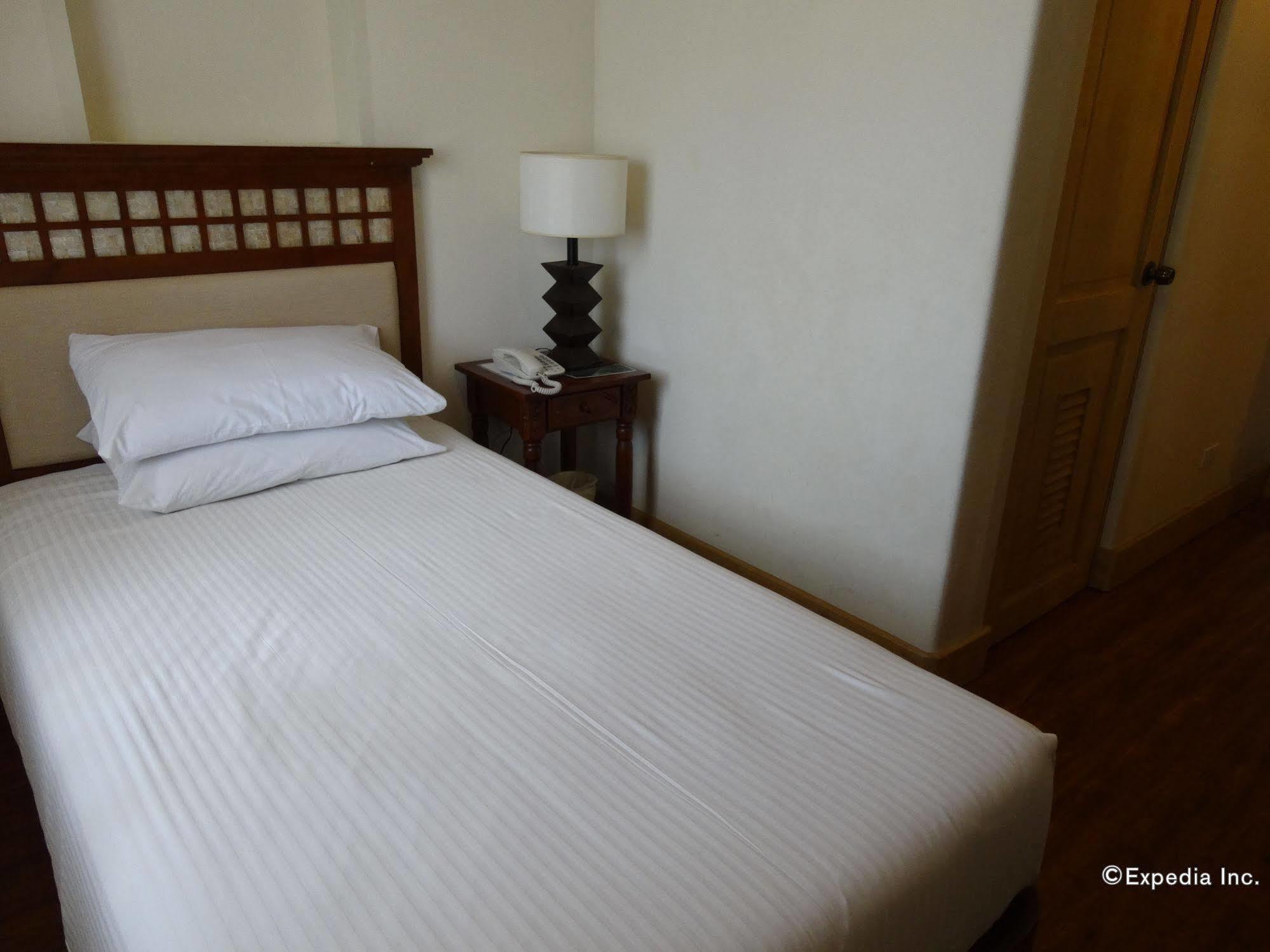 Hotel Emilia Davao Екстер'єр фото