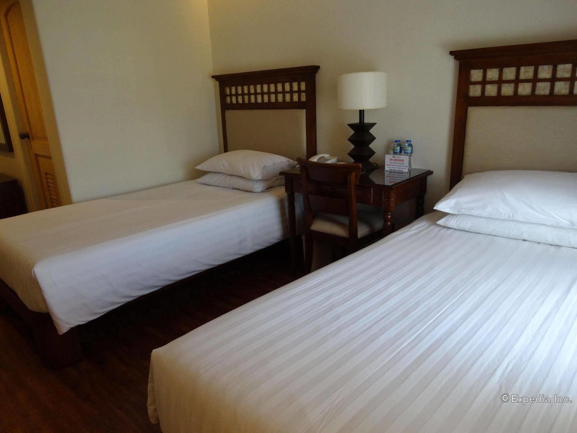 Hotel Emilia Davao Екстер'єр фото