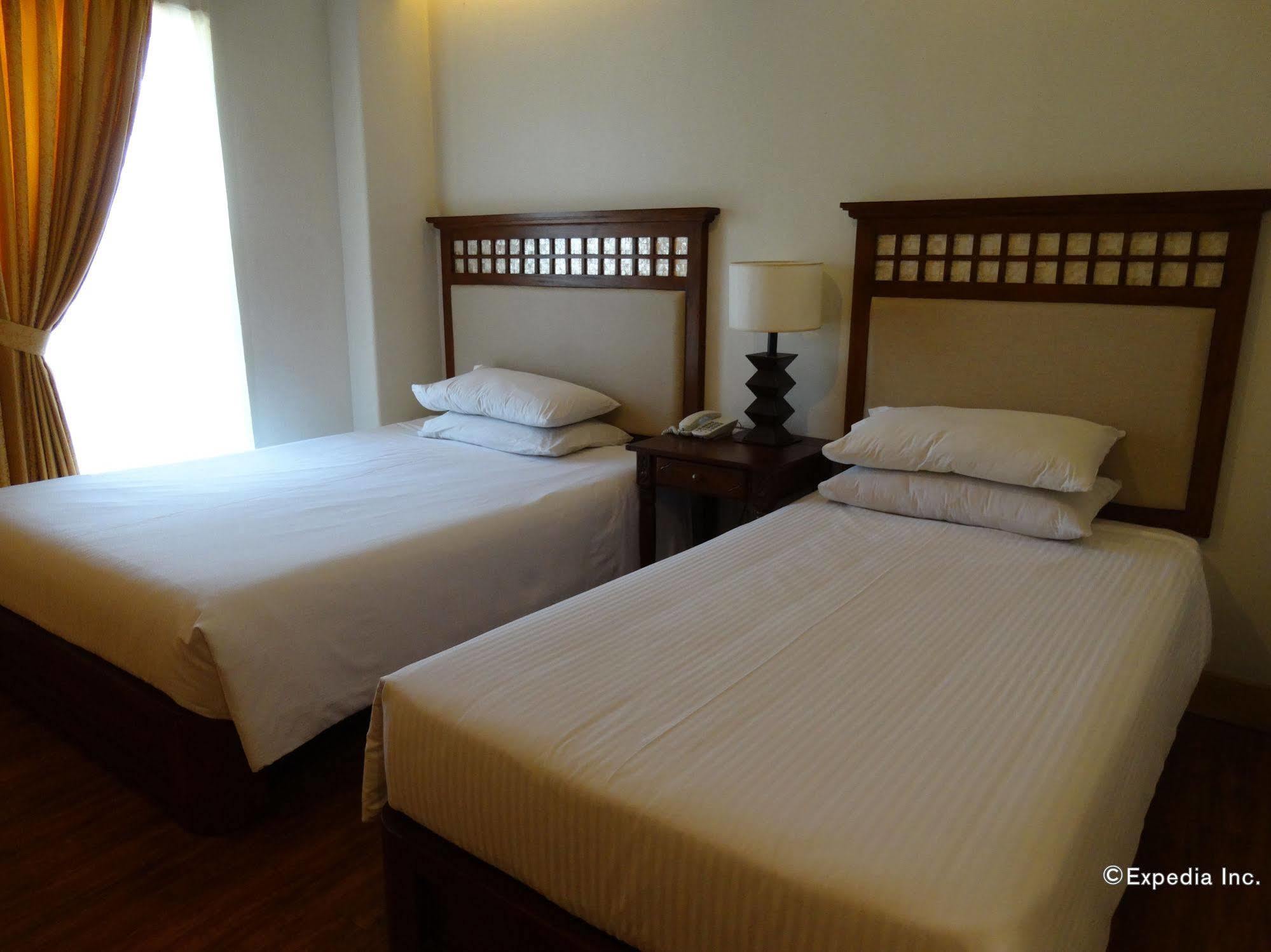 Hotel Emilia Davao Екстер'єр фото