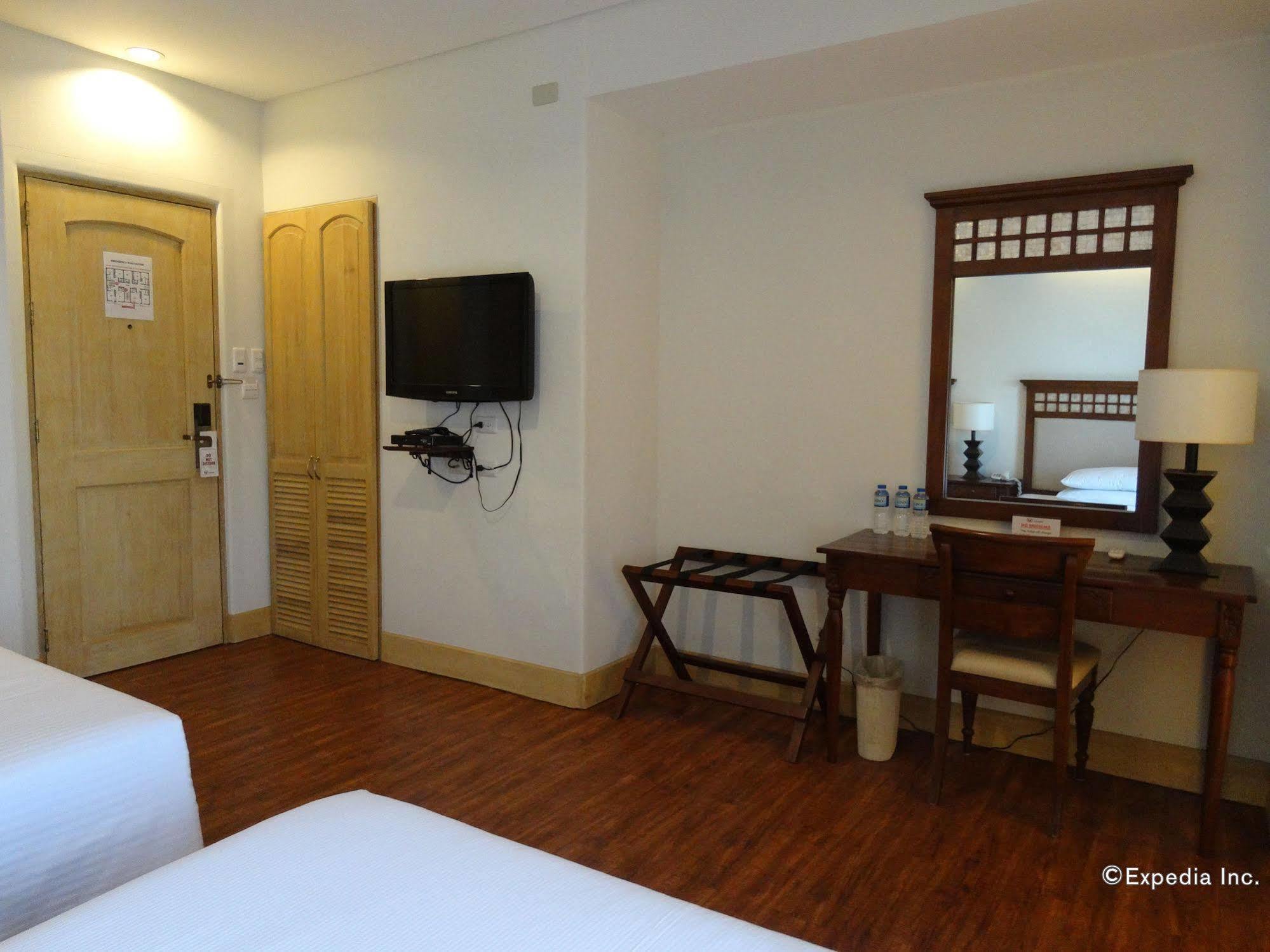 Hotel Emilia Davao Екстер'єр фото