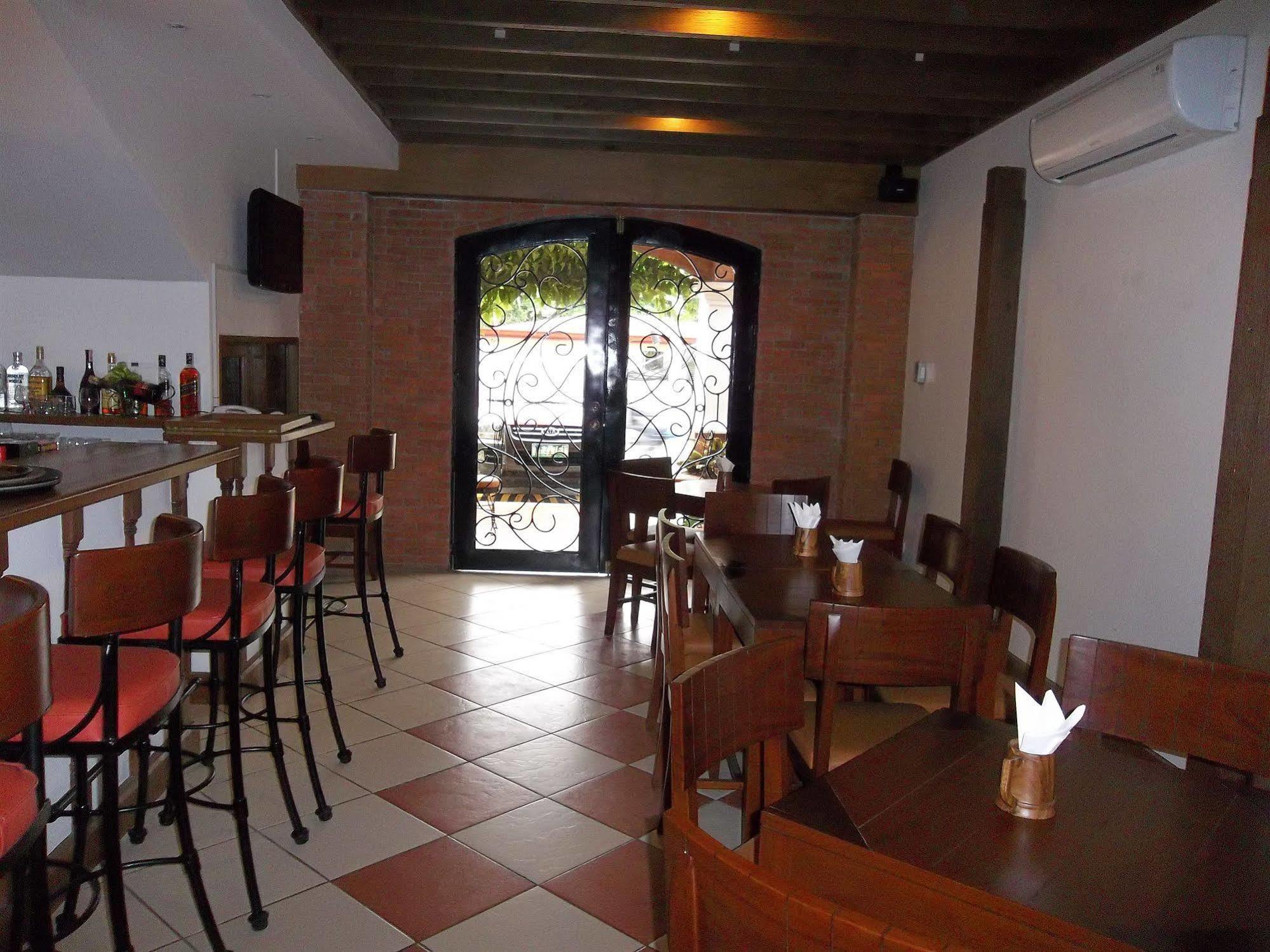 Hotel Emilia Davao Екстер'єр фото