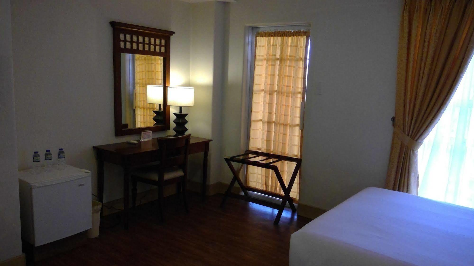 Hotel Emilia Davao Екстер'єр фото