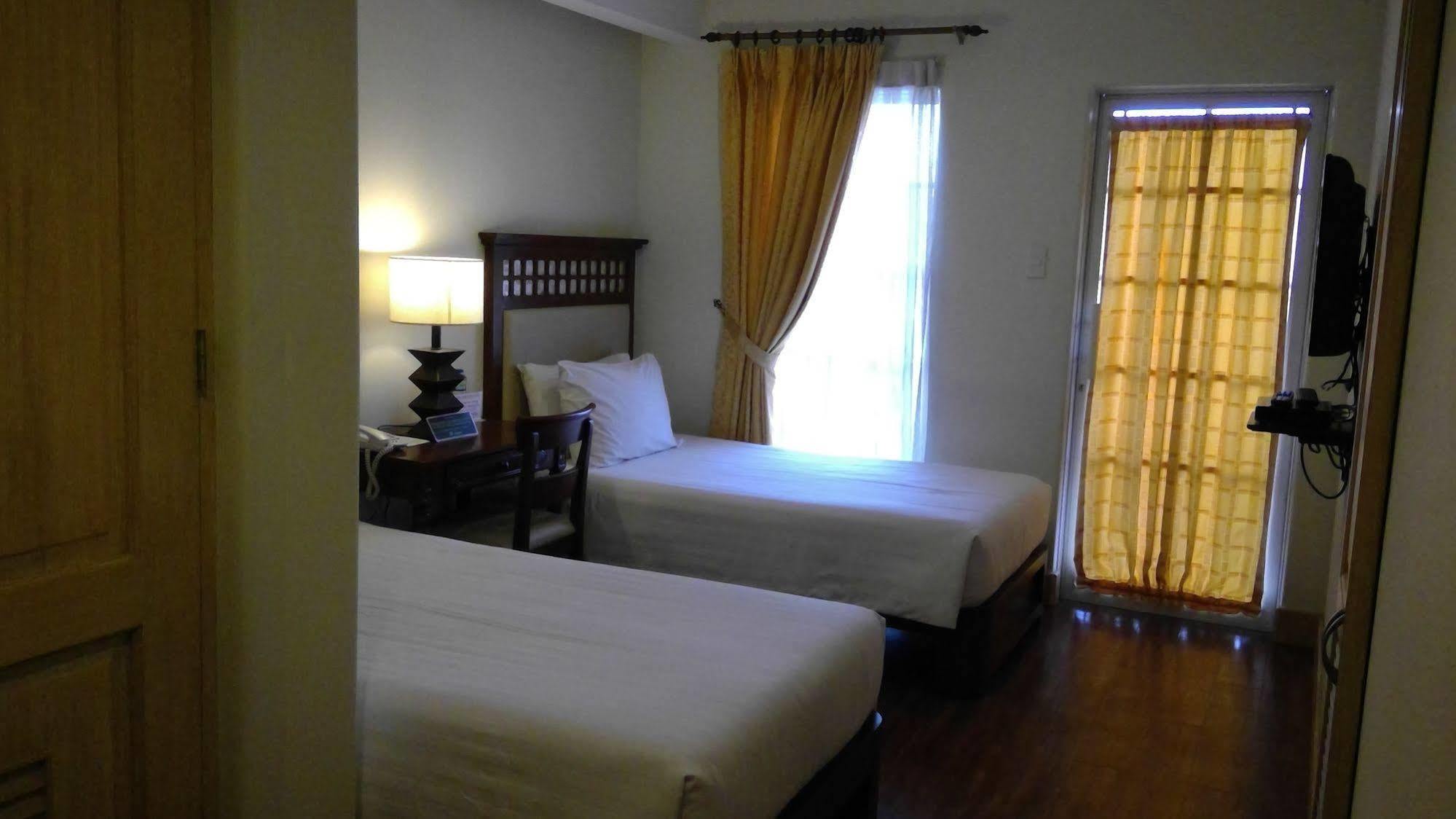 Hotel Emilia Davao Екстер'єр фото