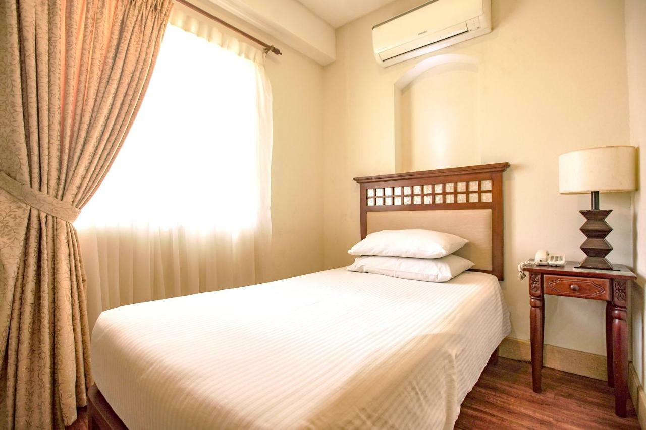 Hotel Emilia Davao Екстер'єр фото