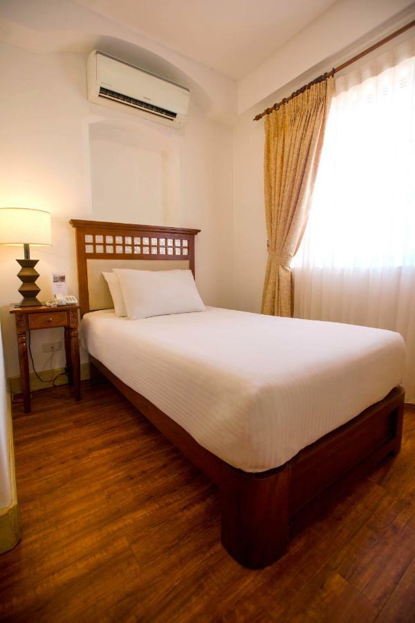 Hotel Emilia Davao Екстер'єр фото