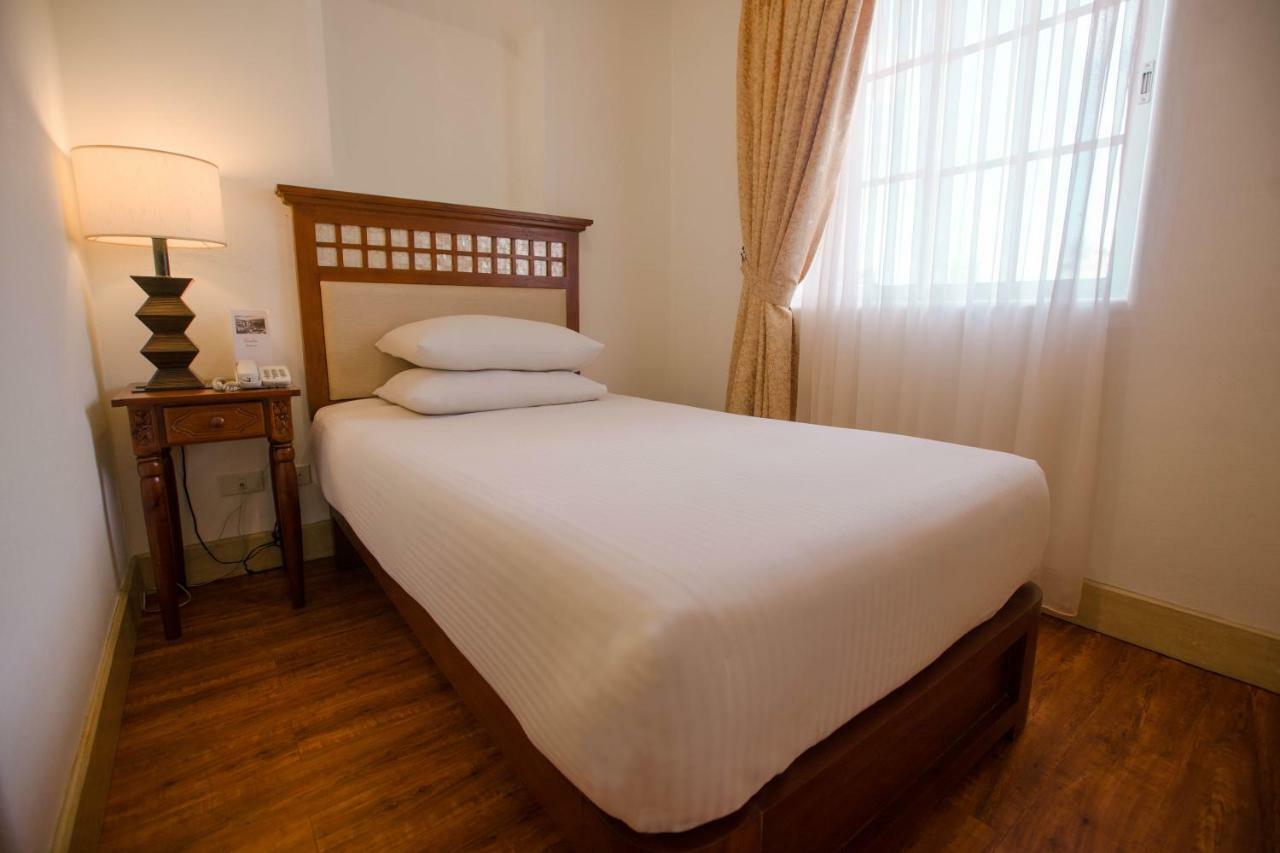 Hotel Emilia Davao Екстер'єр фото