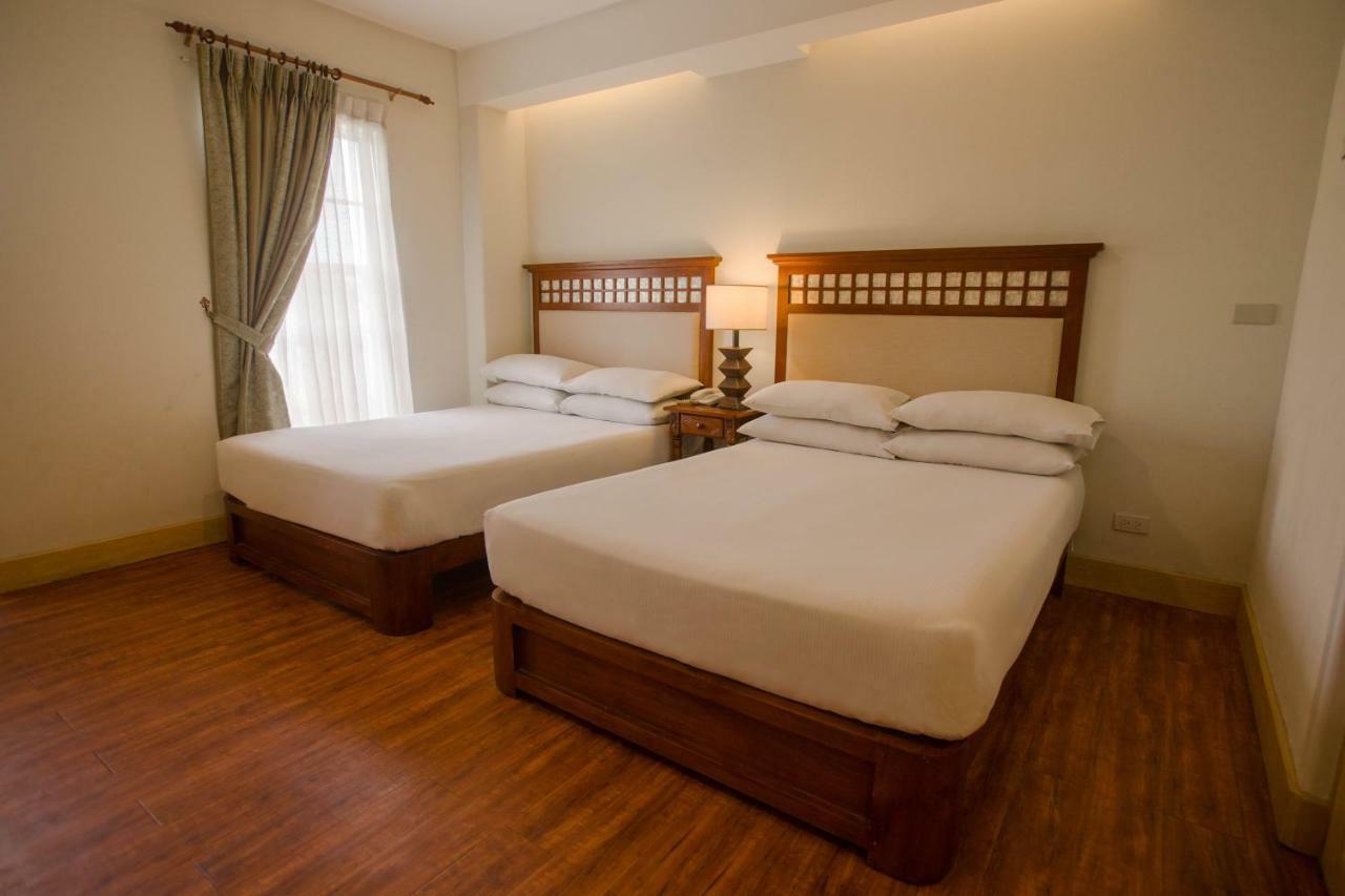 Hotel Emilia Davao Екстер'єр фото