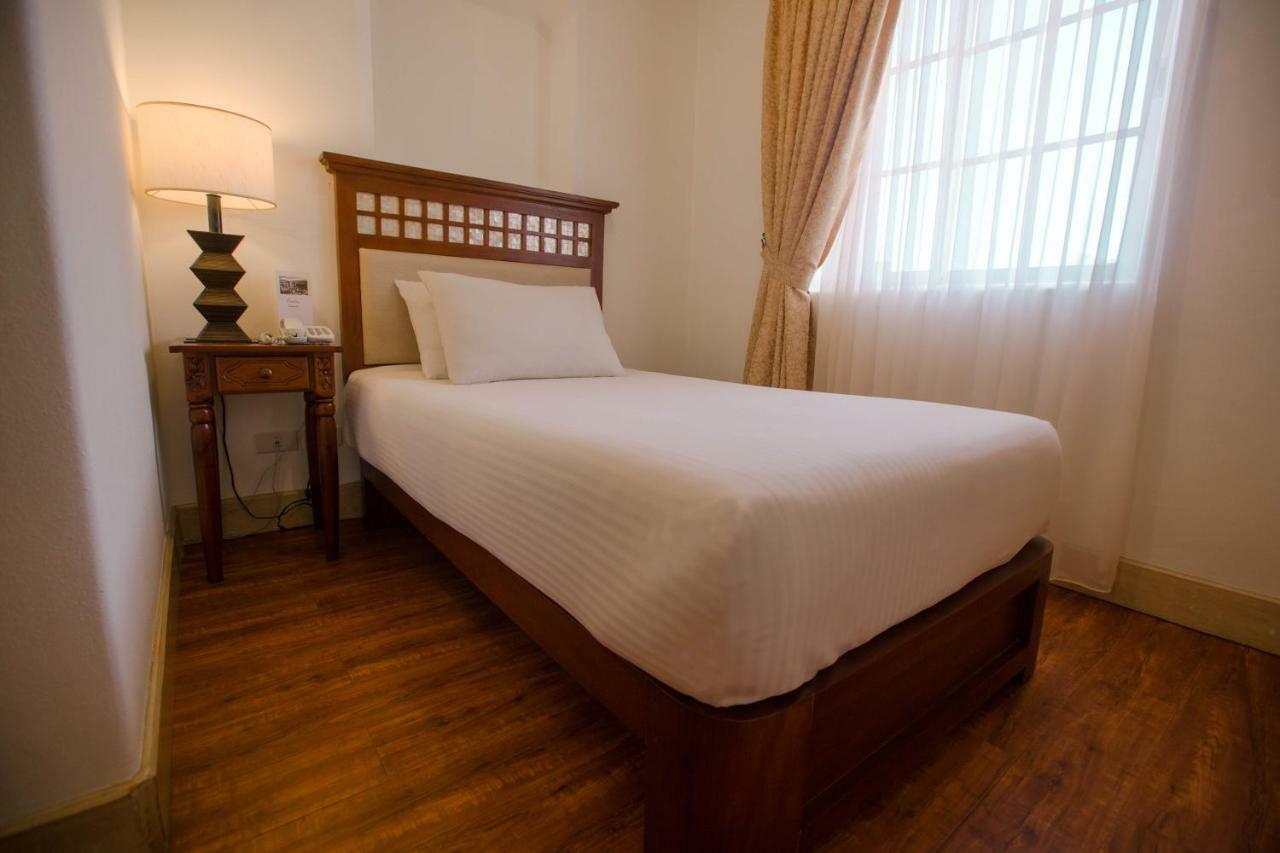 Hotel Emilia Davao Екстер'єр фото