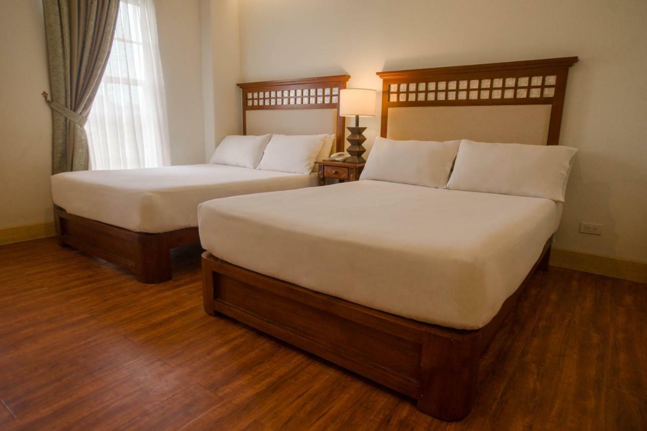 Hotel Emilia Davao Екстер'єр фото