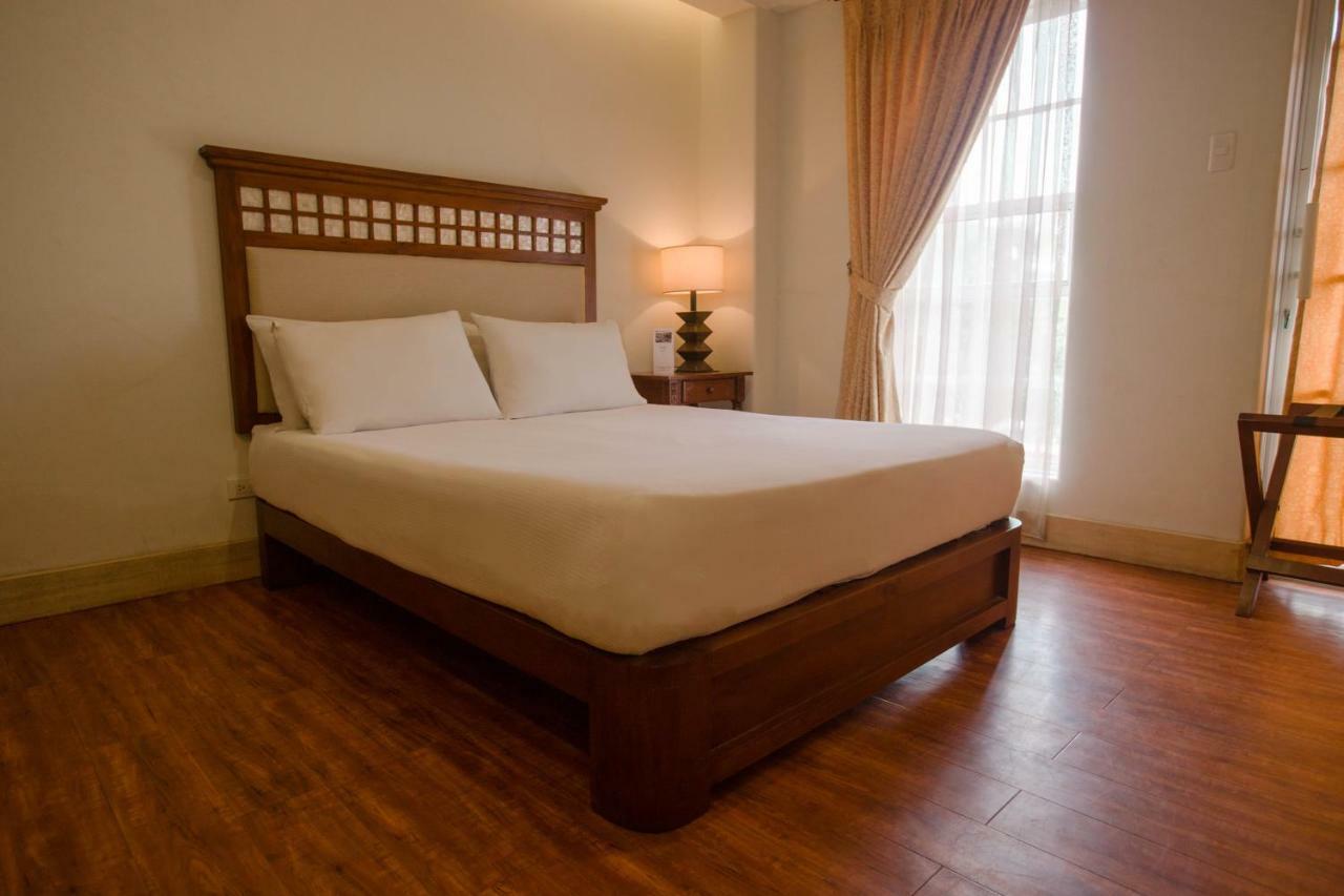 Hotel Emilia Davao Екстер'єр фото
