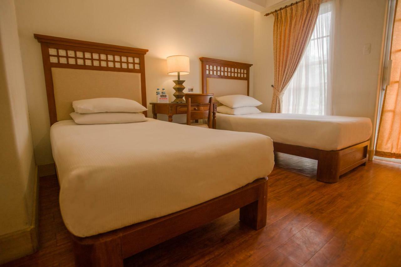 Hotel Emilia Davao Екстер'єр фото